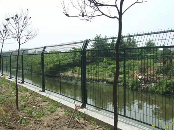 框架护栏网安装案例